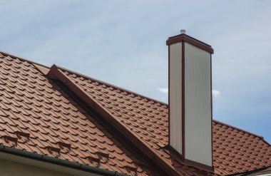 Modern çatı malzemelerinin kullanıldığı evin çatısı.