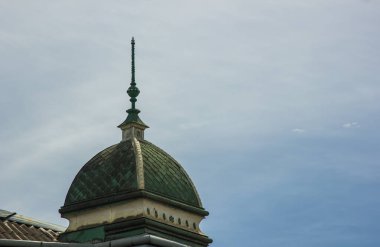 Modern çatı malzemelerinin kullanıldığı evin çatısı.