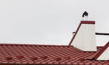 Modern çatı malzemelerinin kullanıldığı evin çatısı.