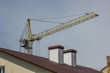 Modern çatı malzemelerinin kullanıldığı evin çatısı.