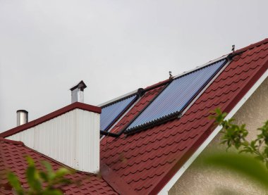 Bir evin çatısındaki güneş panelleri