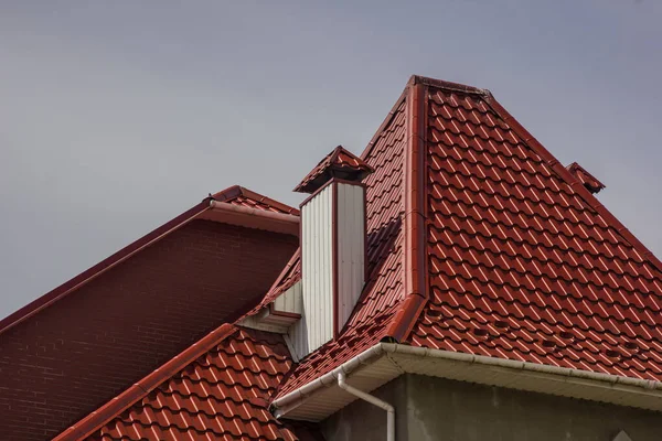 Modern Çatı Malzemelerinin Kullanıldığı Evin Çatısı — Stok fotoğraf
