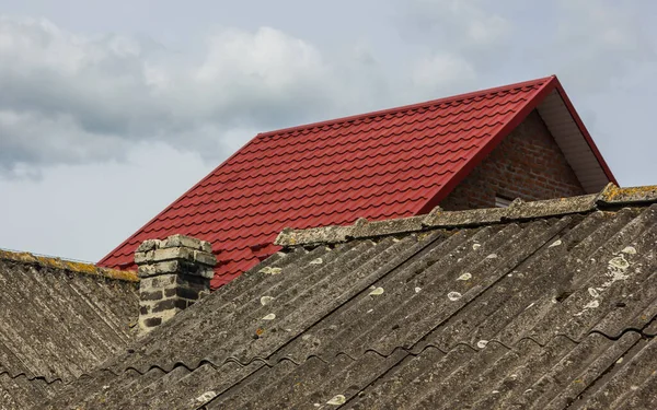 Toit Maison Dans Laquelle Les Matériaux Toiture Modernes Sont Utilisés — Photo