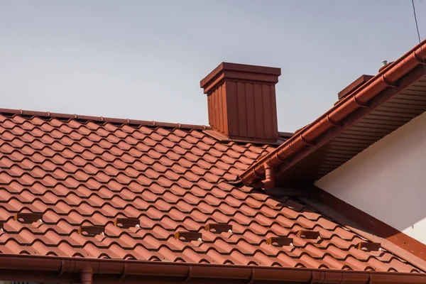 現代の屋根材が使われている家の屋根 — ストック写真