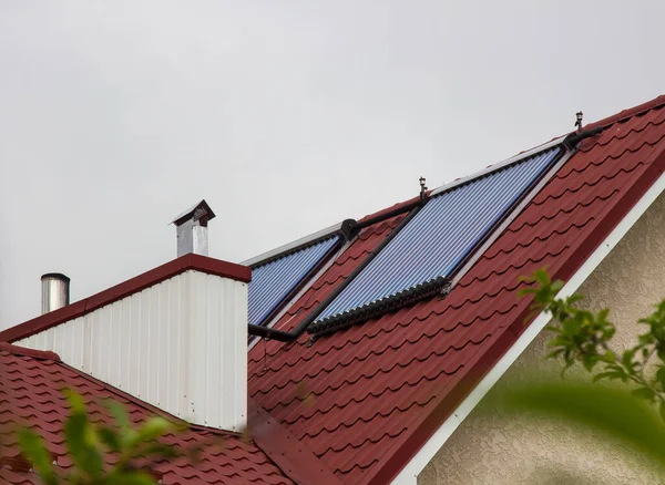 Bir evin çatısındaki güneş panelleri