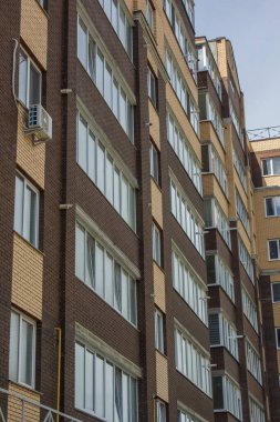 çok katlı bir bina.