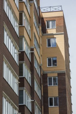 çok katlı bir bina.