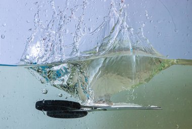 Makas suya düşüyordu. spreyler, damlalar ve kabarcıklar