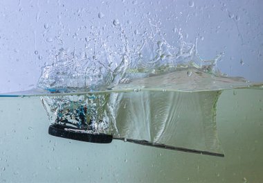 Makas suya düşüyordu. spreyler, damlalar ve kabarcıklar