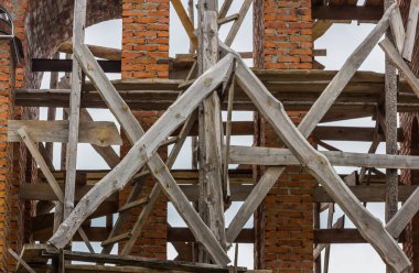 Çan kulesi ve kilise inşaatı. Tuğla duvar Tahta iskele.