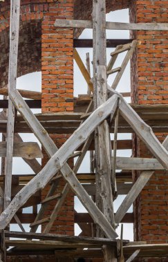 Çan kulesi ve kilise inşaatı. Tuğla duvar Tahta iskele.
