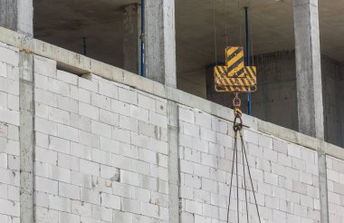 Çok katlı bir ofis inşaatı. İnşaat vinci. Tuğla duvar arkaplan dokusu