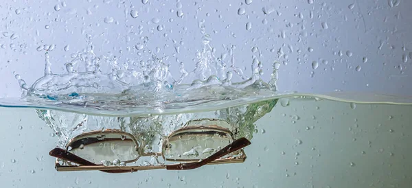 Glasses Fall Water Sprays Drops Bubbles — Stockfoto