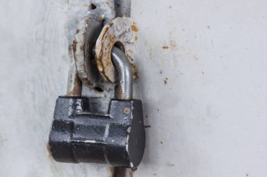 Kilit eski kapının üzerinde.