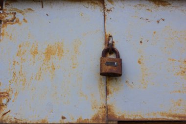 Kilit eski kapının üzerinde.