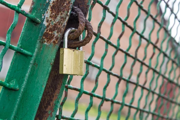 Cerradura Está Bloqueada Vieja Puerta —  Fotos de Stock