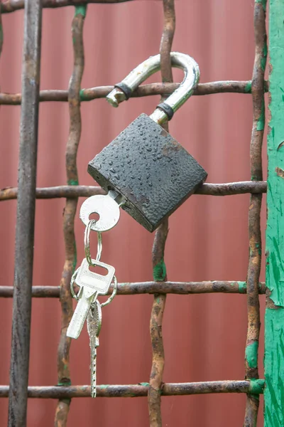 Serrure Est Verrouillée Sur Ancienne Porte — Photo