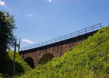 Eski demiryolu köprüsü taştan yapılmıştır. tarihi bina kullanıldı