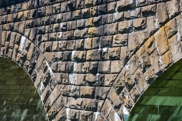 那座旧铁路桥是用石头建成的 使用的历史建筑 — 图库照片