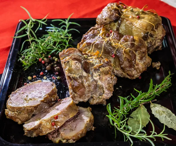 Πιάτο Κρέας Ψημένο Στο Φούρνο Διακοσμημένο Μπαχαρικά Και Δεντρολίβανο Σκούρο — Φωτογραφία Αρχείου