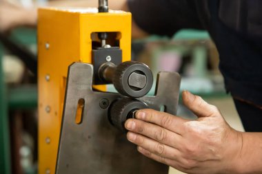 Çalışma sırasında bir tabaktan ürün üretme makinesi