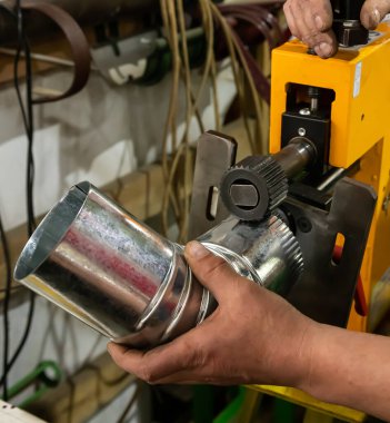 Çalışma sırasında bir tabaktan ürün üretme makinesi