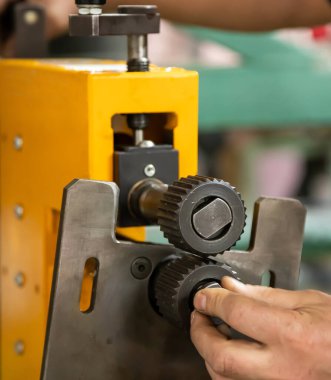 Çalışma sırasında bir tabaktan ürün üretme makinesi