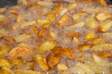 Patatesler yağda kızartılır. Taze pişirilmiş popüler yemek. Yan yemek
