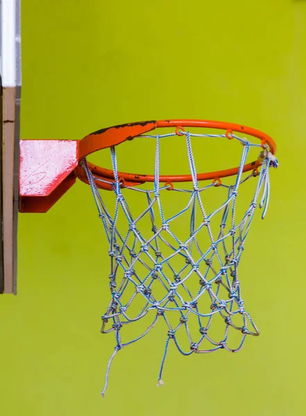 Basketballkorb Auf Gelbem Hintergrund Der Turnhalle — Stockfoto