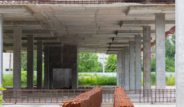 Güçlendirilmiş beton yapılar inşa ediliyor. Ofis alanı tamamlanmamış