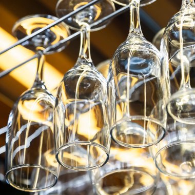 Temiz şarap bardakları barın üzerinde asılı. Cam, kap kacak, nesneler..