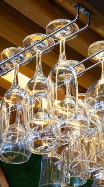 Temiz şarap bardakları barın üzerinde asılı. Cam, kap kacak, nesneler..