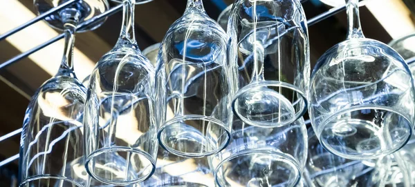 Schone Wijnglazen Hangen Boven Bar Glas Gebruiksvoorwerpen Voorwerpen — Stockfoto