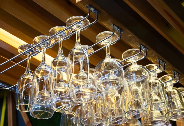 Temiz Şarap Bardakları Barın Üzerinde Asılı Cam Kap Kacak Nesneler — Stok fotoğraf
