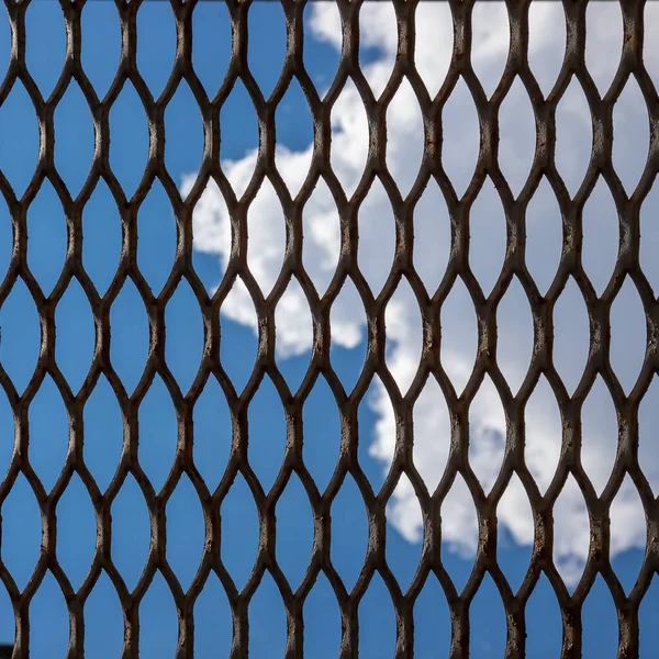 Textura Oblohy Skrz Kovovou Mříž — Stock fotografie
