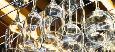 Temiz şarap bardakları barın üzerinde asılı. Cam, kap kacak, nesneler..