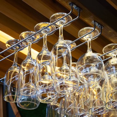 Temiz şarap bardakları barın üzerinde asılı. Cam, kap kacak, nesneler..