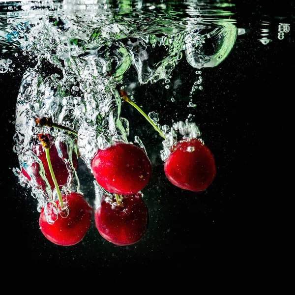 Cerejas Maduras Caem Água Levantando Salpicos Bolhas — Fotografia de Stock