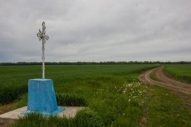 Gökyüzünün arka planında eski metal haç