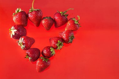 Sağlam bir arka planda olgun çilekler, sağlıklı vejetaryen yiyecekler. Güzel