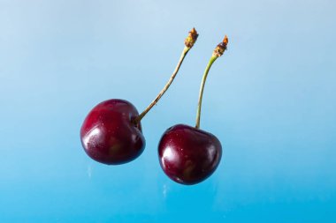 Sağlam bir arka planda olgun kirazlar, sağlıklı vejetaryen yemekleri. Güzel