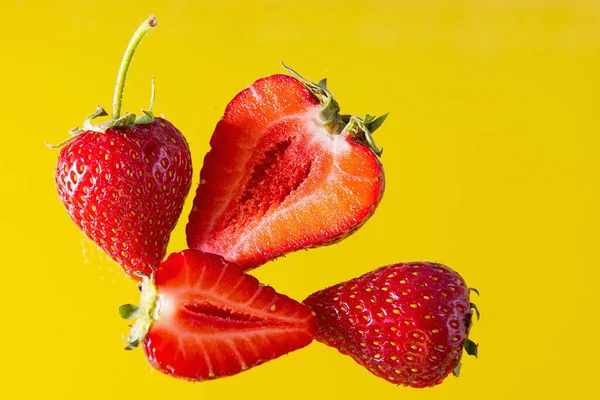 Fresas Maduras Sobre Fondo Sólido Comida Vegetariana Saludable Hermosa — Foto de Stock