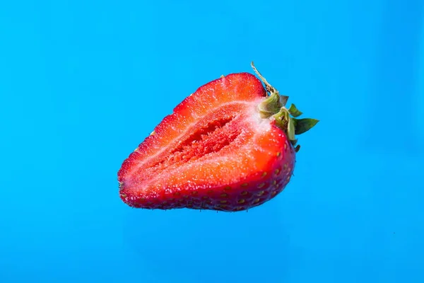 Fresas Maduras Sobre Fondo Sólido Comida Vegetariana Saludable Hermosa —  Fotos de Stock