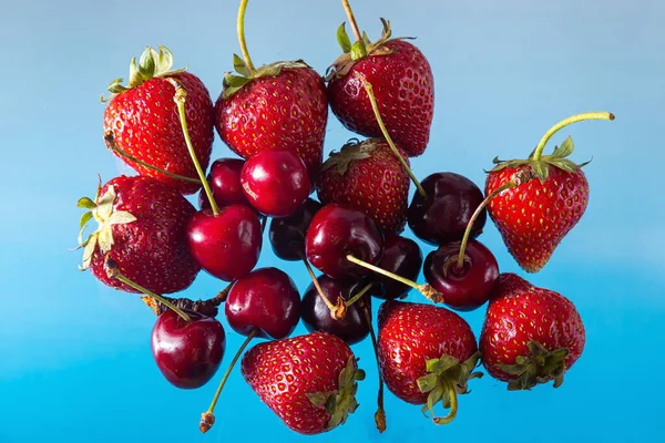 Maturare Fragole Ciliegie Uno Sfondo Solido Cibo Vegetariano Sano Bello — Foto Stock