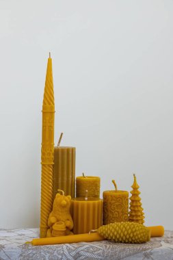 Doğal balmumundan mumlar. El yapımı. Güzel ve işe yarar bir hediye. Geleneksel el sanatları.