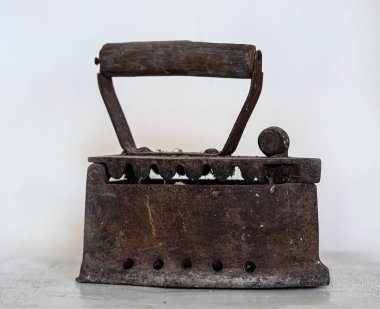 Kömürde retro ütü. Şu anda kullanılmayan bir ev eşyası. Retro