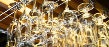 Temiz şarap bardakları barın üzerinde asılı. Cam, kap kacak, nesneler..