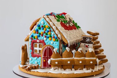 Zencefilli kurabiye evi. Yenilebilen Noel süsleri. El yapımı..