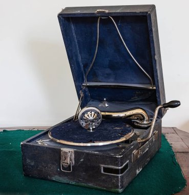 Eski bozuk gramofon. şu anda kullanılmıyor. retro