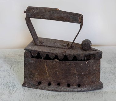 Kömürde retro ütü. Şu anda kullanılmayan bir ev eşyası. Retro